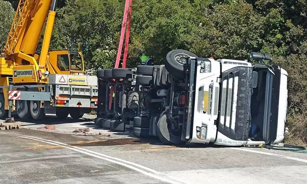 Τροχαίο στην Αμφιλοχία: Τούμπαρε βυτιοφόρο-Μετέφερε 25 τόνους γάλα